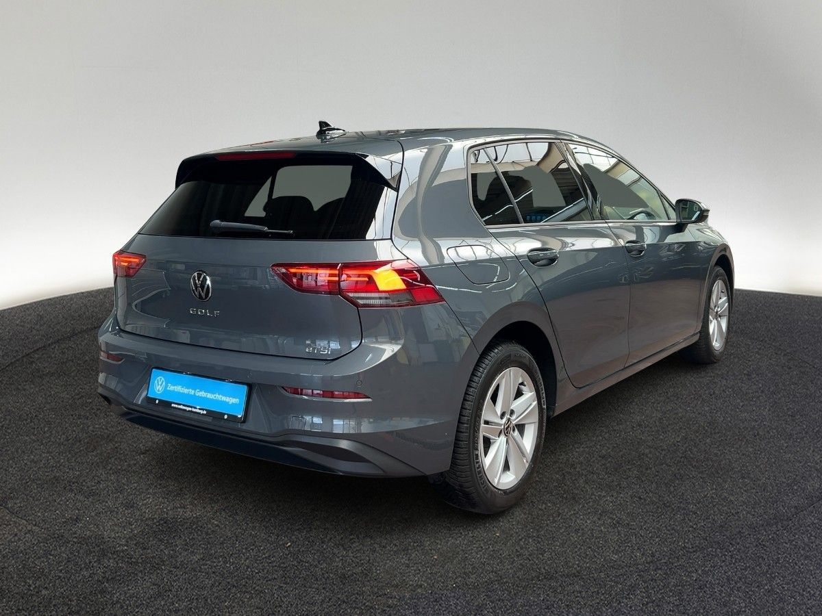 Volkswagen Golf VIII 1.0 eTSI Life DSG ACC Rear View Travel foto 5