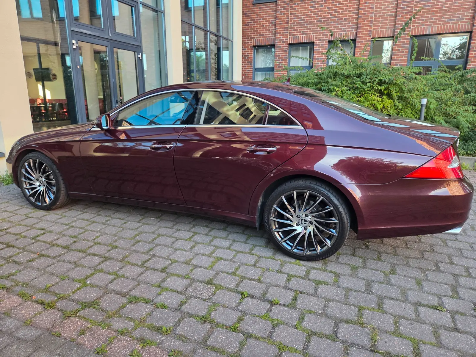 Mercedes-Benz CLS 300*DISTRONIC*SCHIEBEDACH*STANDHEIZUNG*19"*