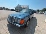 Mercedes-Benz 220 - blaue Mercedes-Benz 220
