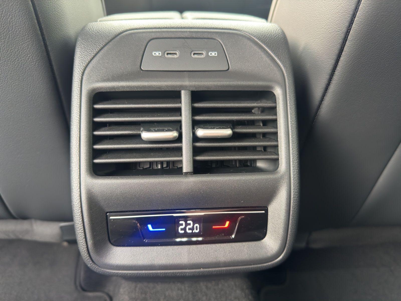 Fahrzeugabbildung Volkswagen Passat Elegance eHybrid IQ.Light ACC AHZV DAB+