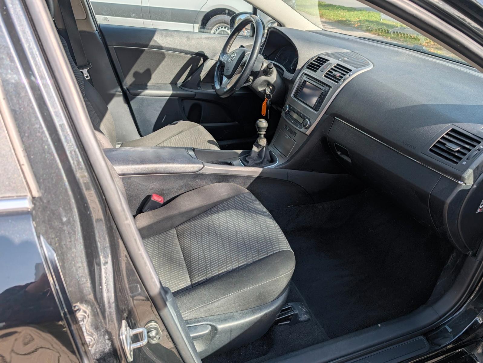 Toyota Avensis 2011 — photo 12