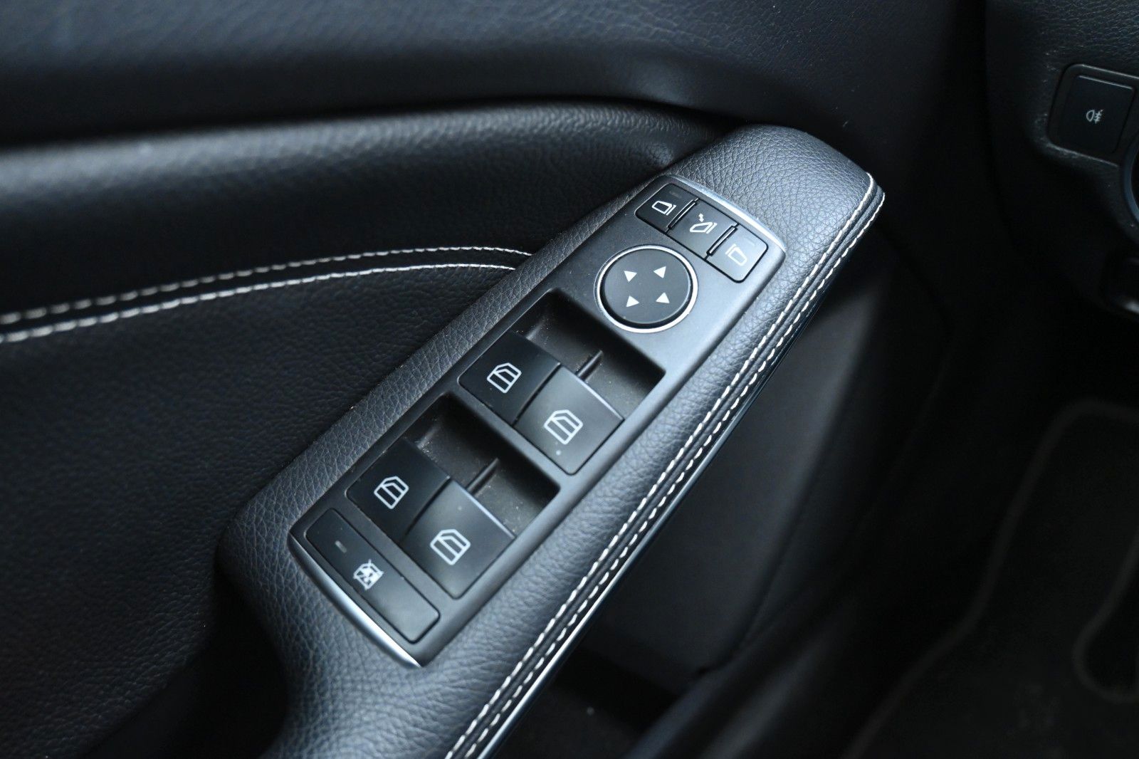 Fahrzeugabbildung Mercedes-Benz GLA 180 Schalter Urban*Navi*RFK*AHK