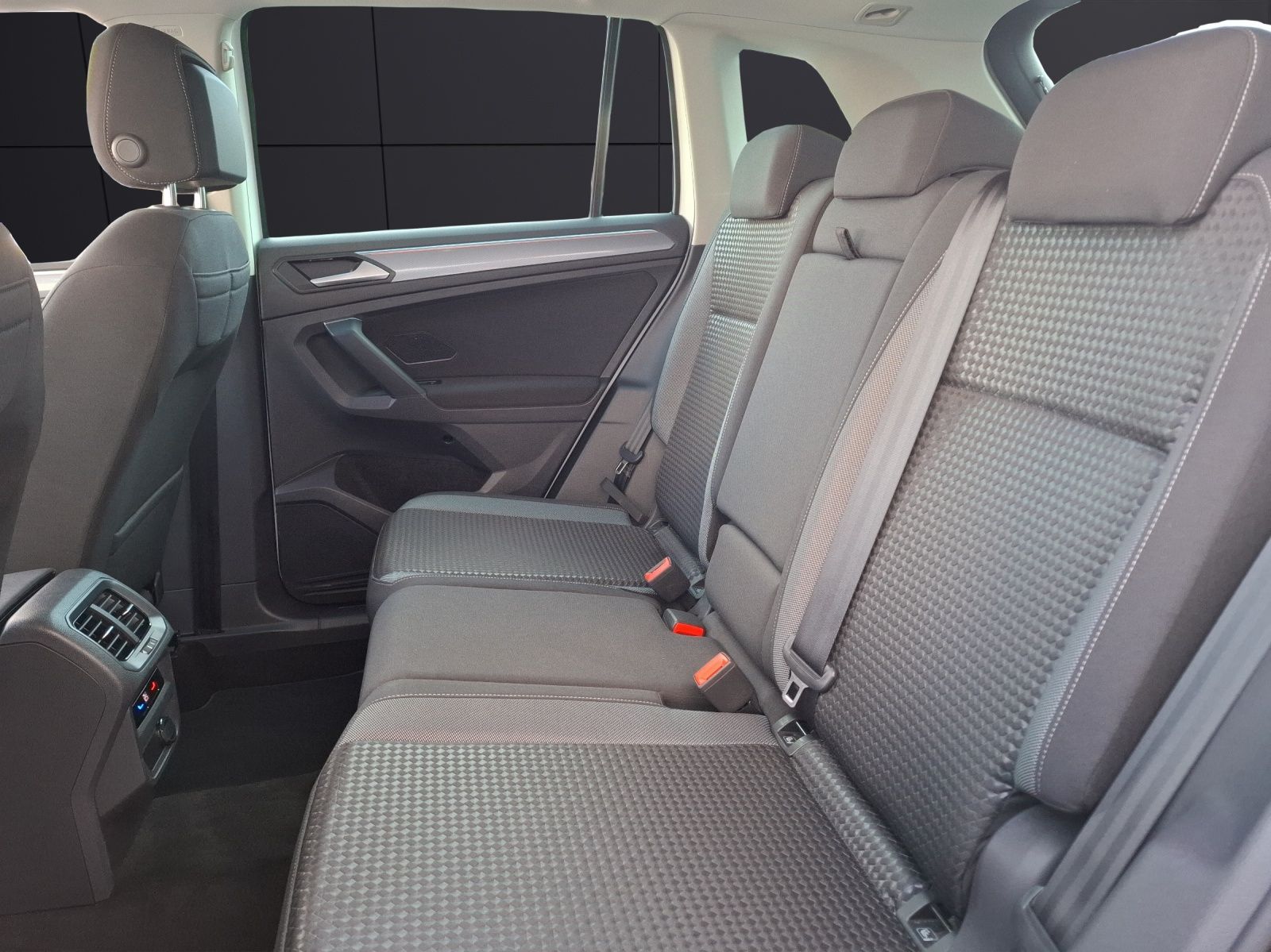 Fahrzeugabbildung Volkswagen Tiguan TDI Active DSG Standhzg Matrix Navi ACC P