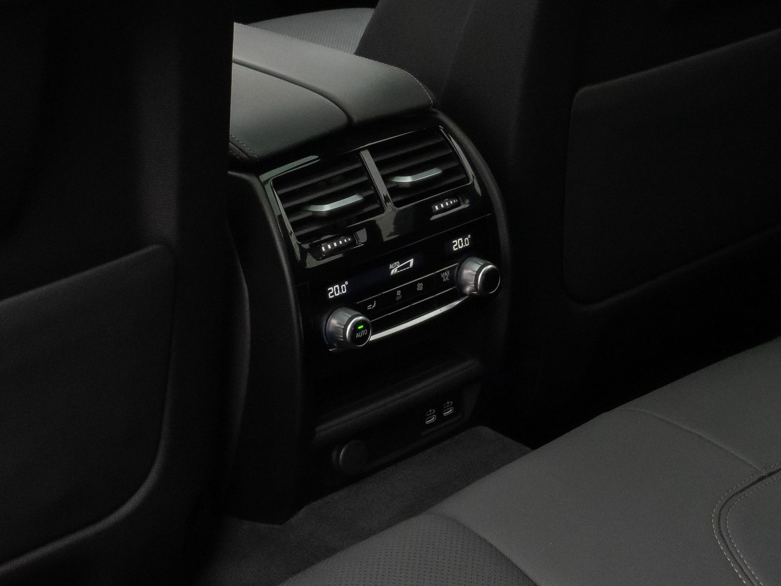 Fahrzeugabbildung BMW 520d xD M Sport Panorama Kamera HUD DAB H/K AHK