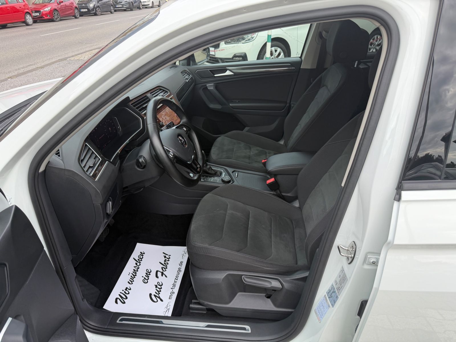Fahrzeugabbildung Volkswagen Tiguan R-LINE 4Motion LED NAVI KAM. ACC SCHECKH.