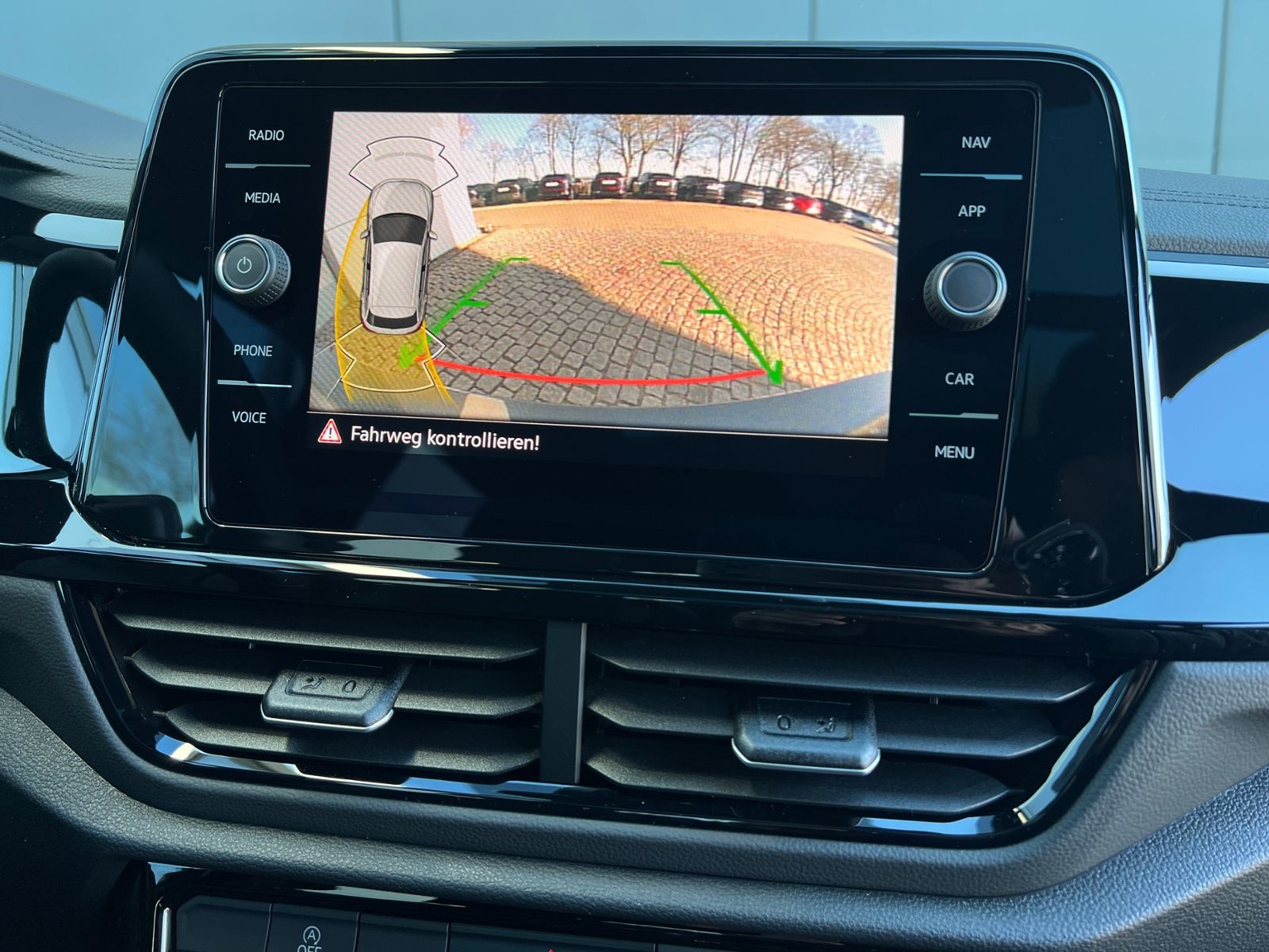 Fahrzeugabbildung Volkswagen T-Roc R-Line 1.5 TSI DSG *AHK, Pano, Black Style