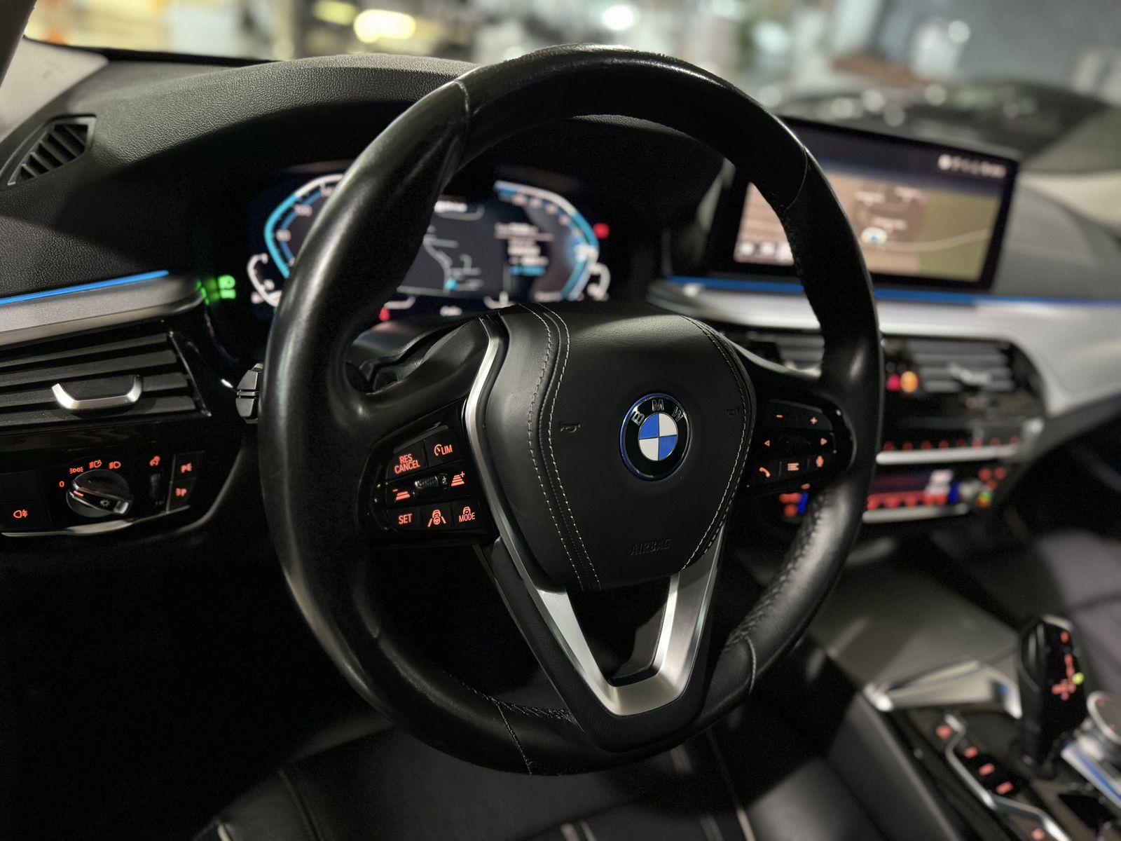 Fahrzeugabbildung BMW 530e Panorama Kamera Laser HUD DAB HiFi Komfort