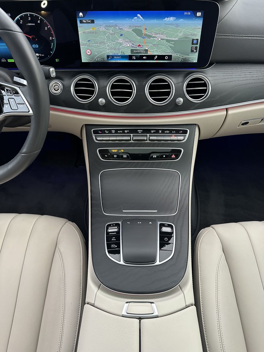 Fahrzeugabbildung Mercedes-Benz E 300de T AMG-Line NAV+LED+PANO+BURMESTER+KAMERA