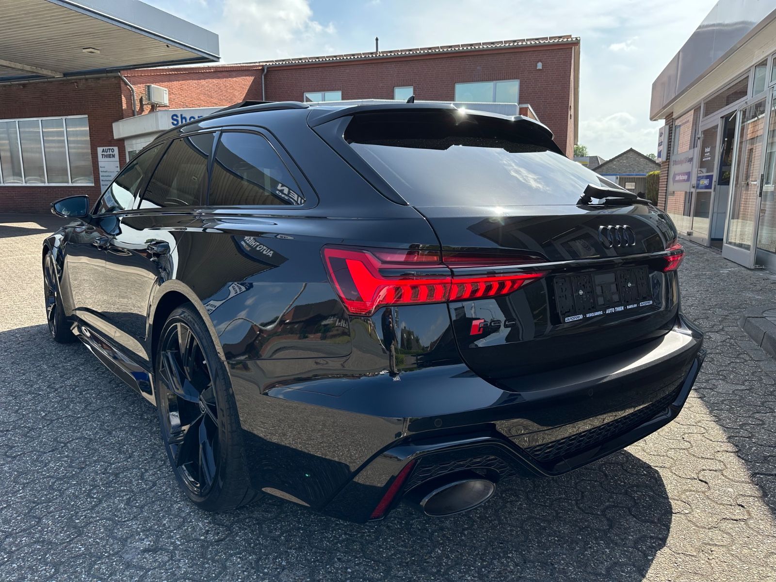 Fahrzeugabbildung Audi RS6  Avant 4.0 TFSI quattro Pano/AHK/STHZ/8-fach