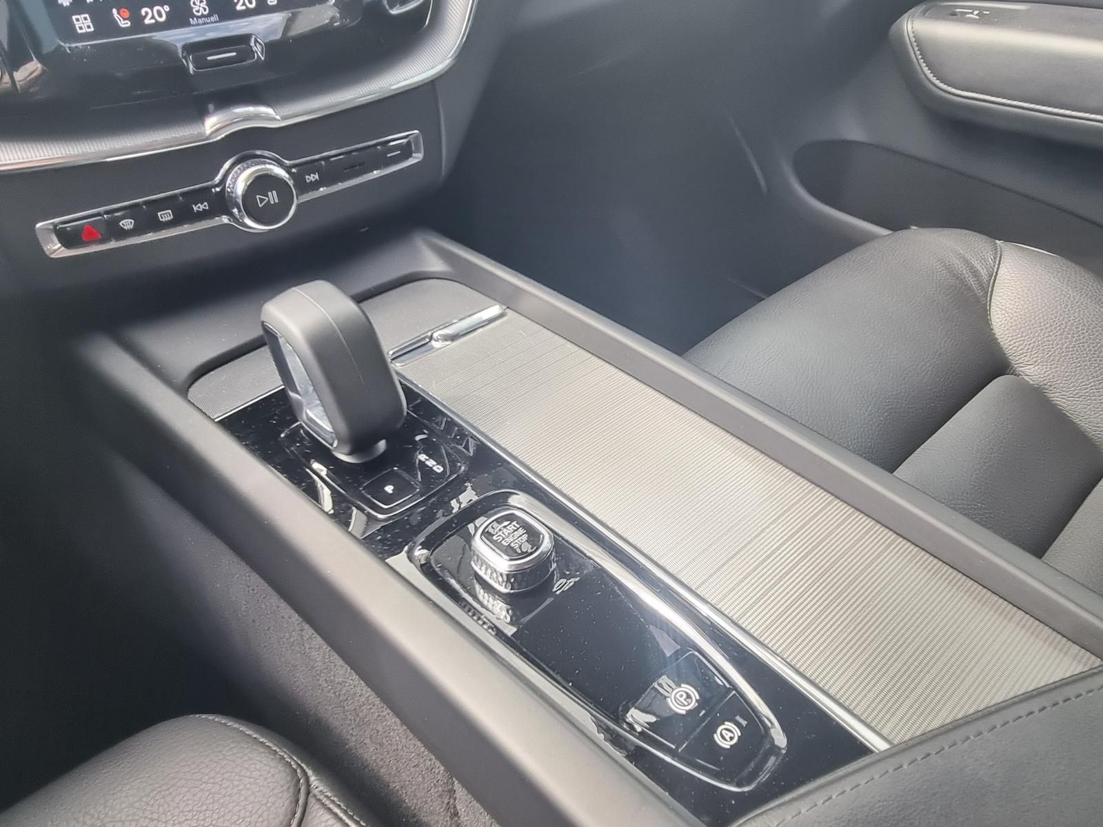 Fahrzeugabbildung Volvo XC60 B4 D Core 'Ganzjahresreifen, Google Maps'