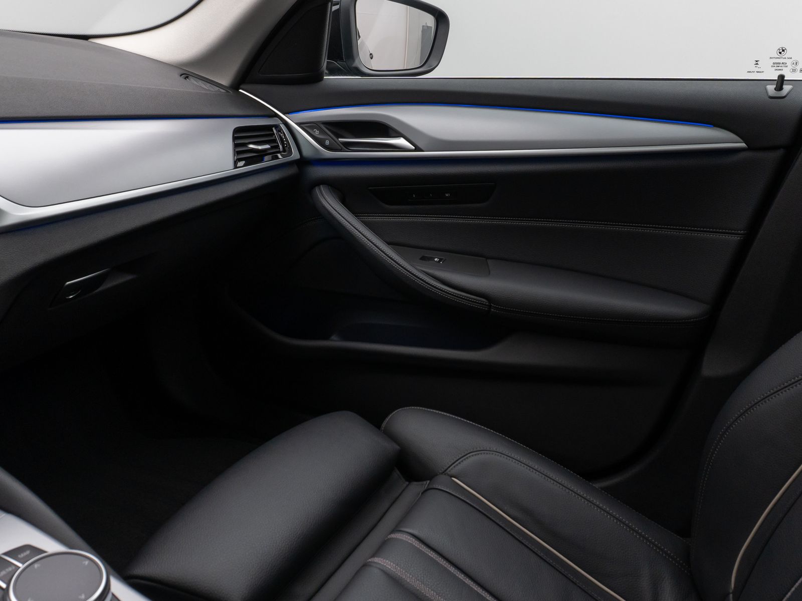 Fahrzeugabbildung BMW 530d Panorama Kamera DAB HiFi DrivAssist Komfort