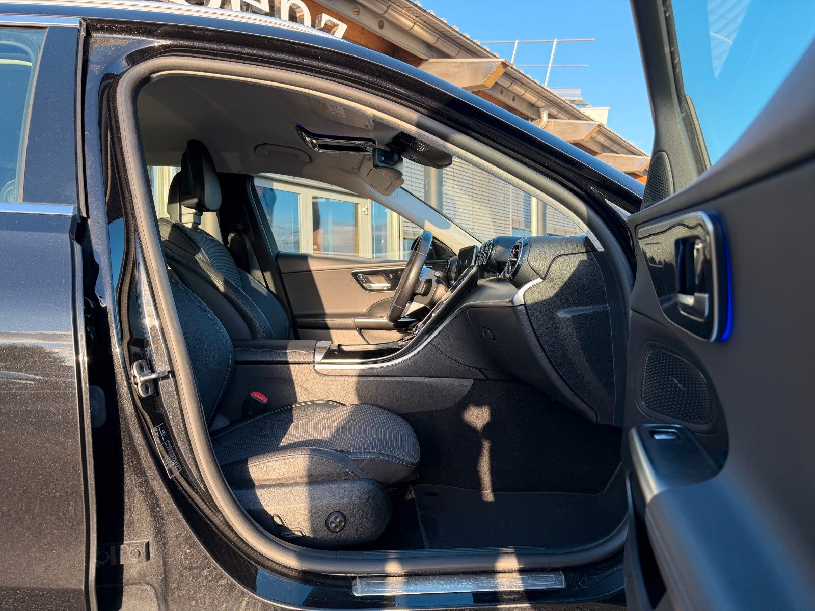 Fahrzeugabbildung Mercedes-Benz C 200d T AVANTGARDE EX/IN+STDHZG+RFK+AHK+SPUR+