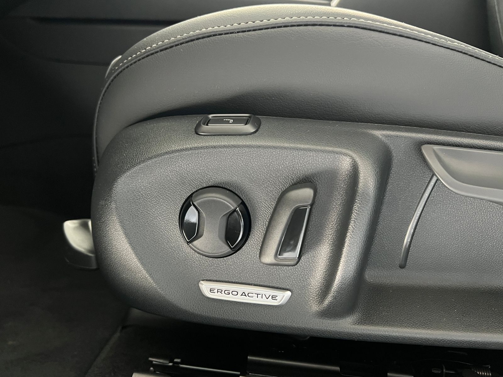 Fahrzeugabbildung Volkswagen Passat Variant Elegance 1.5 eTSI DSG *IQ.Light,