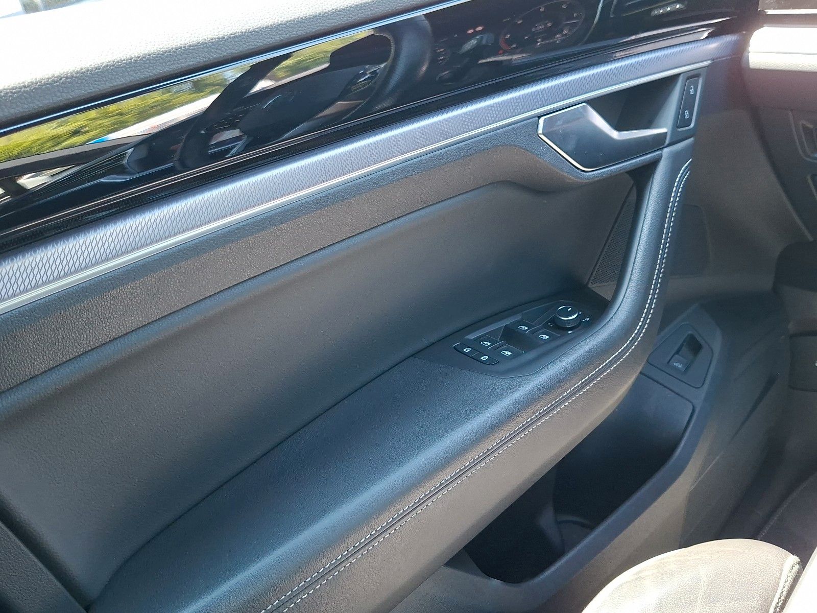 Fahrzeugabbildung Volkswagen DSG*R-Line*4Motion*Vico*SHZ*Leder*AHK*