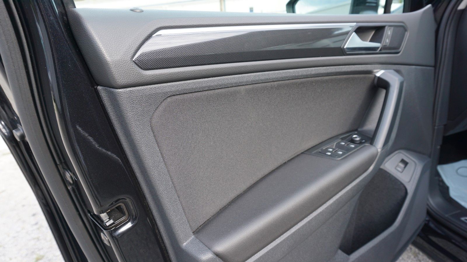 Fahrzeugabbildung Volkswagen Tiguan Elegance 4M, Kamera, Navi, AHK, IQ.Light