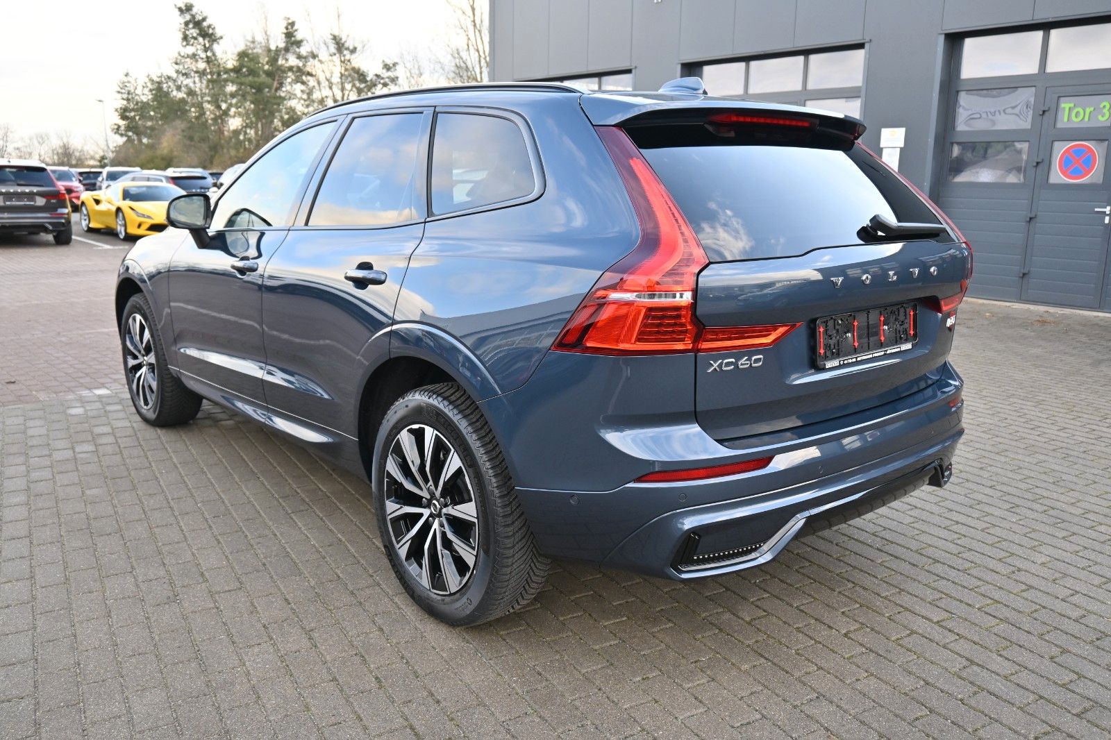 Fahrzeugabbildung Volvo XC60 B5 AWD Plus Dark*FSHZG*360°*H&K*ACC*AHK