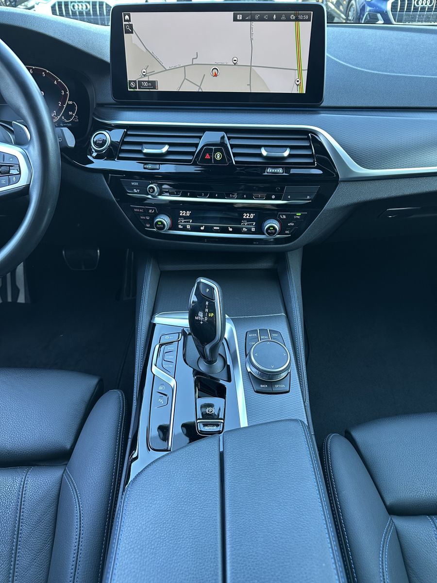Fahrzeugabbildung BMW 530e Touring xDrive M-Sport NAV+LED+PANORAMA+HUD