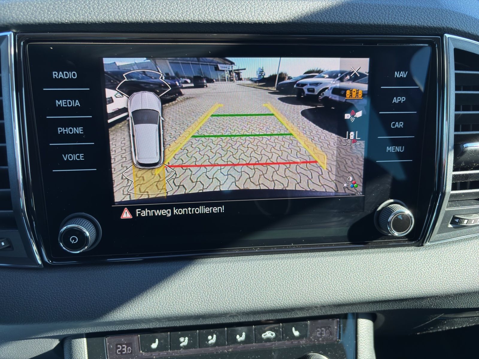 Fahrzeugabbildung SKODA Karoq Balance 1.5 TSI DSG AHZ LED RFK SH ACC Cli
