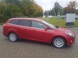 Ford Focus Turnier 1.6 Titanium 4 WKR AHZV BLUET - Ford Focus mit Benzin-Antrieb: Kombi, 1.6