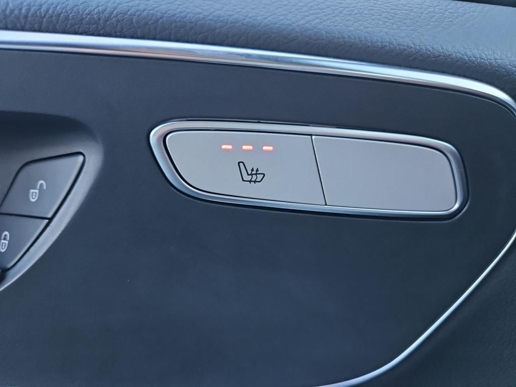 Fahrzeugabbildung Mercedes-Benz V 300 AVG Lang 7 Sitze STHZ DISTRONIC 2,5tAHK AR