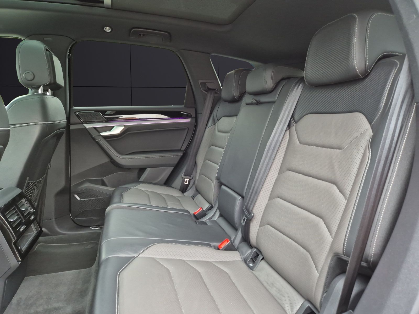 Fahrzeugabbildung Volkswagen Touareg TDI R-Line 4M Matrix Luft Navi Pano Lede