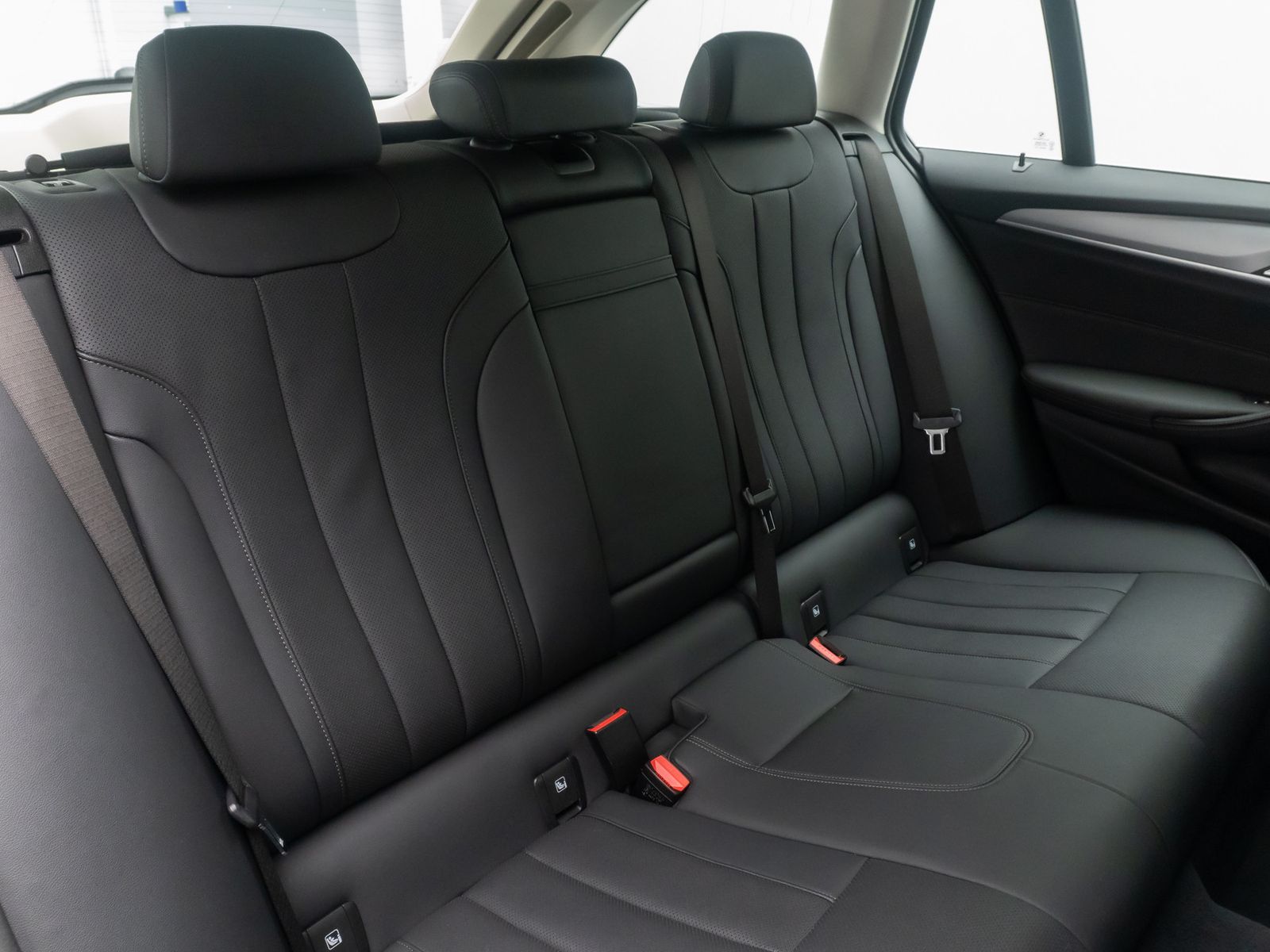 Fahrzeugabbildung BMW 530d Alarm FernlichtAss DAB Kamera 4xKlima WLAN