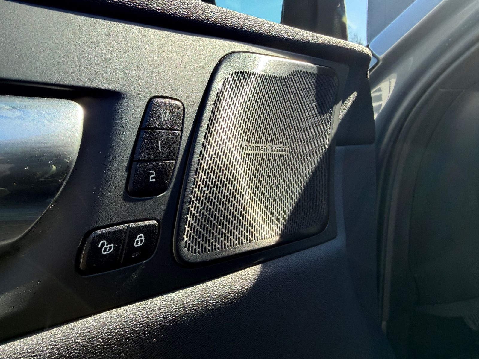 Fahrzeugabbildung Volvo XC60 B4 B Plus Dark*H&K*360°*PANO*AHK*STHZG*