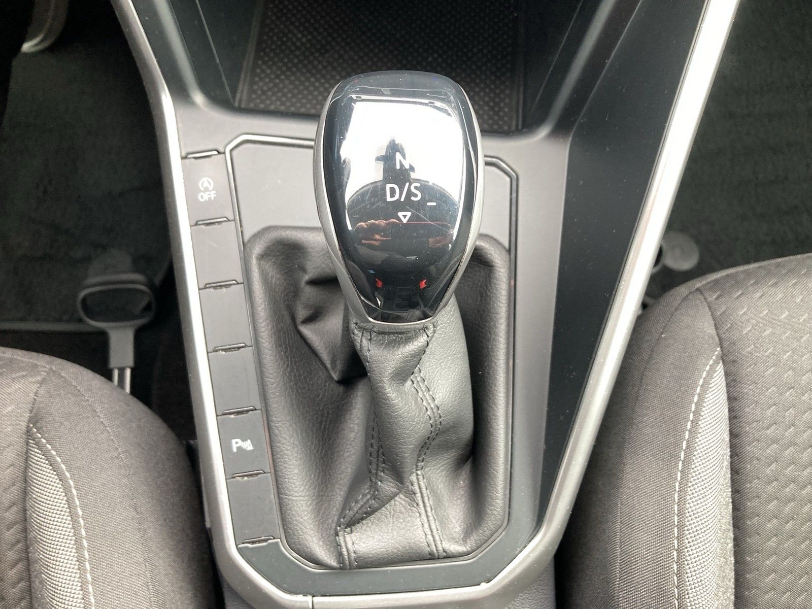Fahrzeugabbildung Volkswagen Polo TSI Active DSG LED Navi AID ACC PDC SH