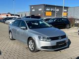 Volkswagen Jetta VI Comfortline 1.6TDI TÜV 01-2027 NAVI - silberne Volkswagen Jetta
