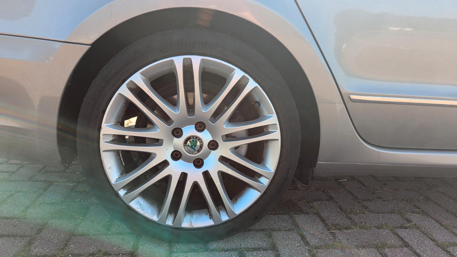 Skoda Superb 2011 — фото 14