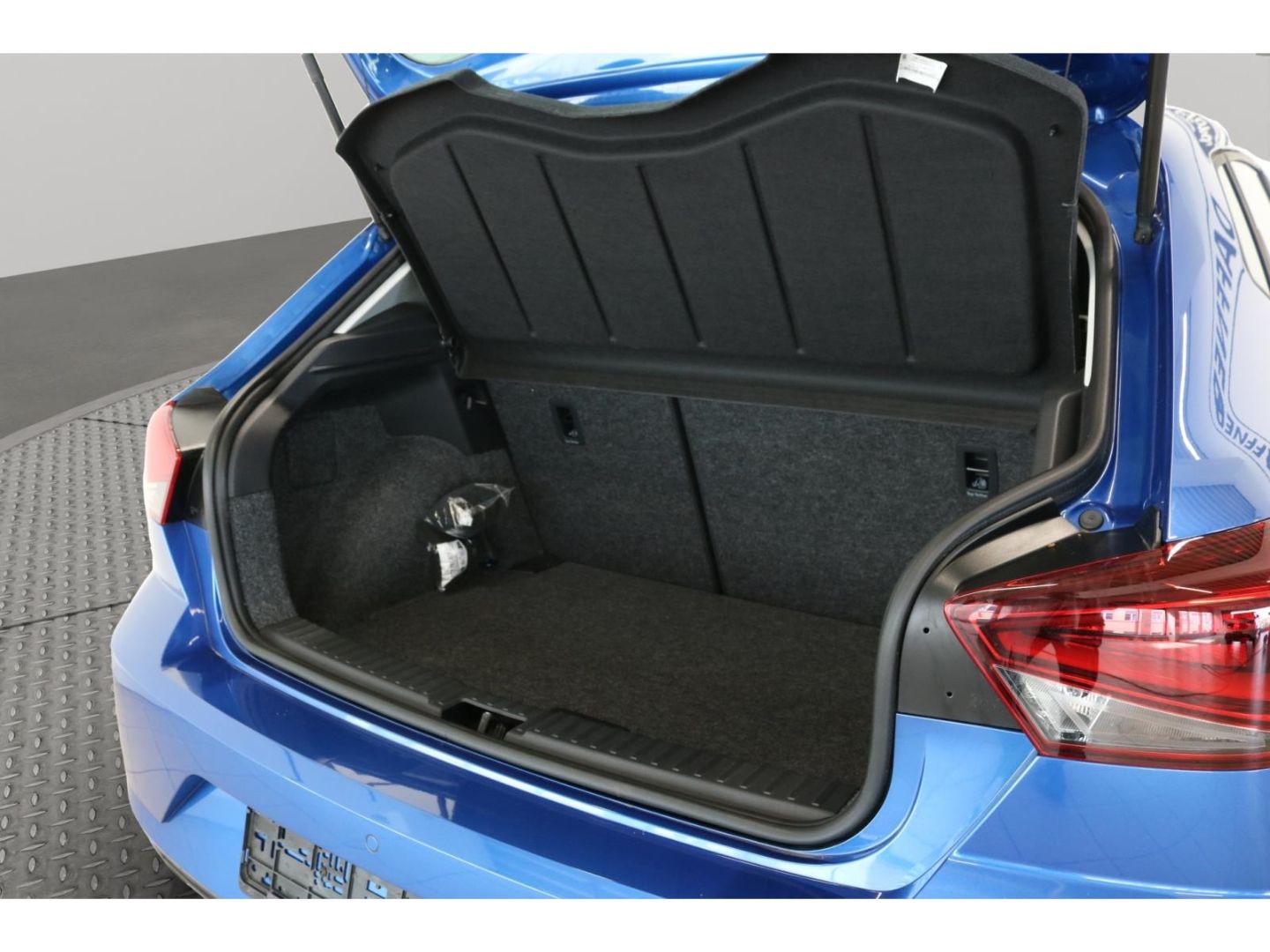 Fahrzeugabbildung SEAT Ibiza Style Navi Kamera LED Klimaautomatik Alu