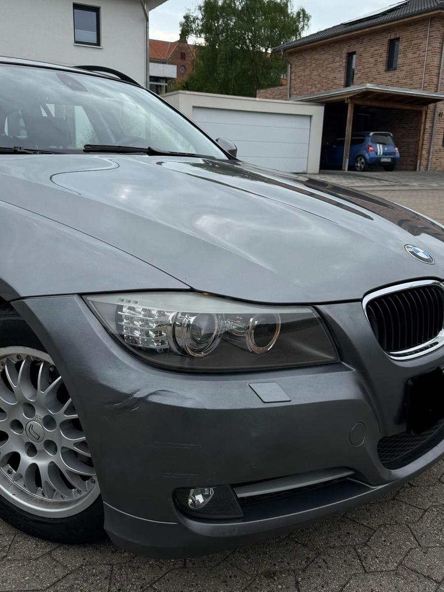 BMW 318 2009 — interior