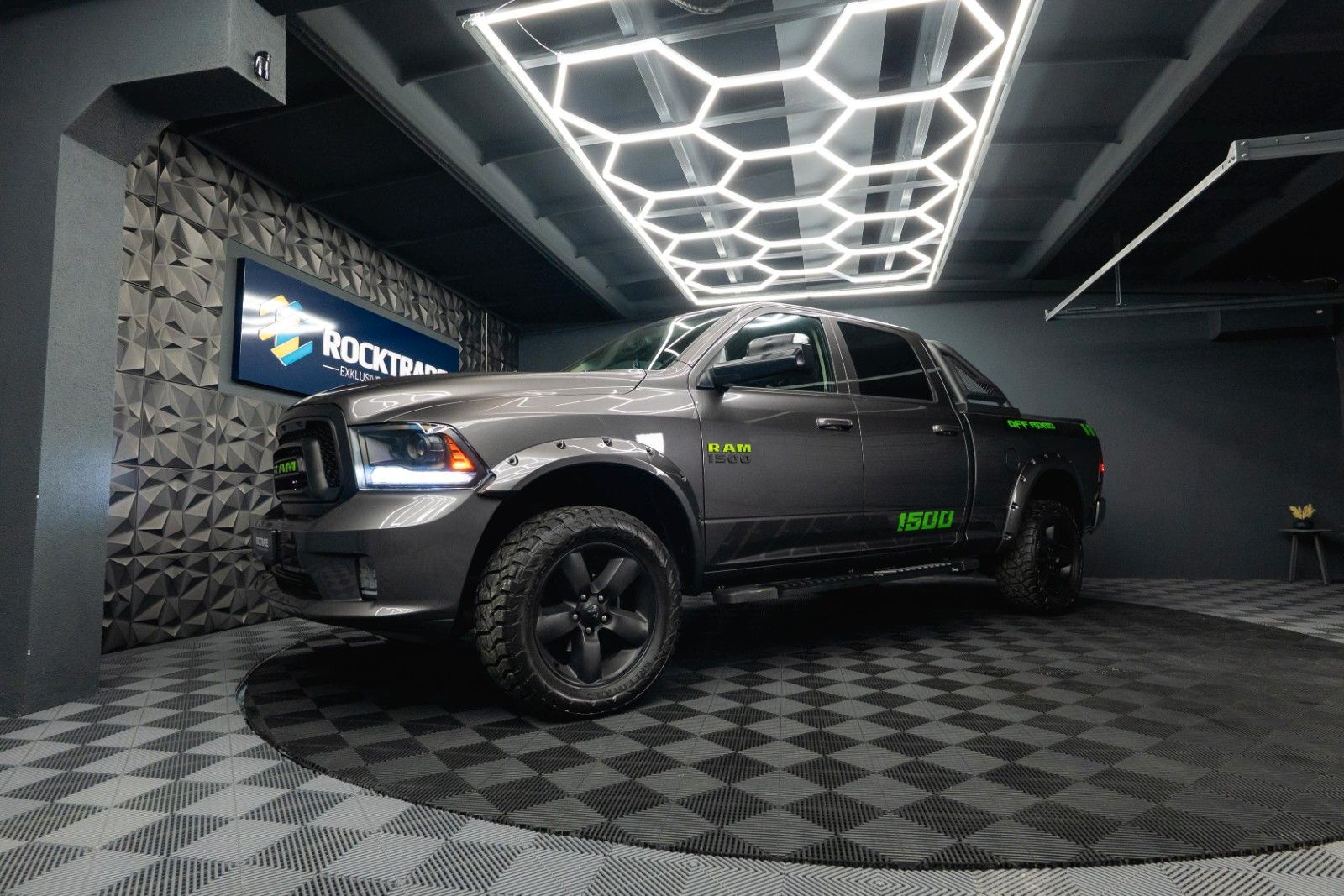 Fahrzeugabbildung Dodge RAM 5.7 V8 HEMI 4x4 OFFROAD Night-Paket LONGBED