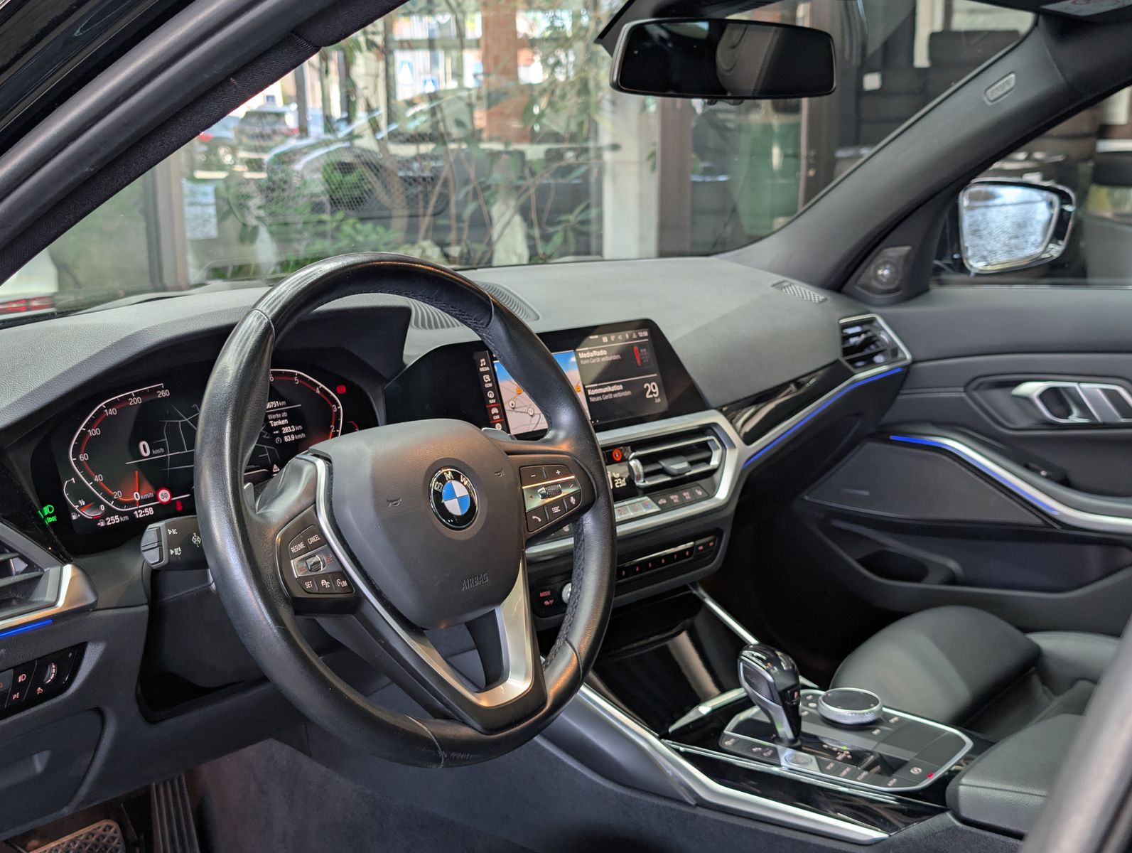 Fahrzeugabbildung BMW 320 i Sport Line Shadow H&K PANO ACC LEDER KAM