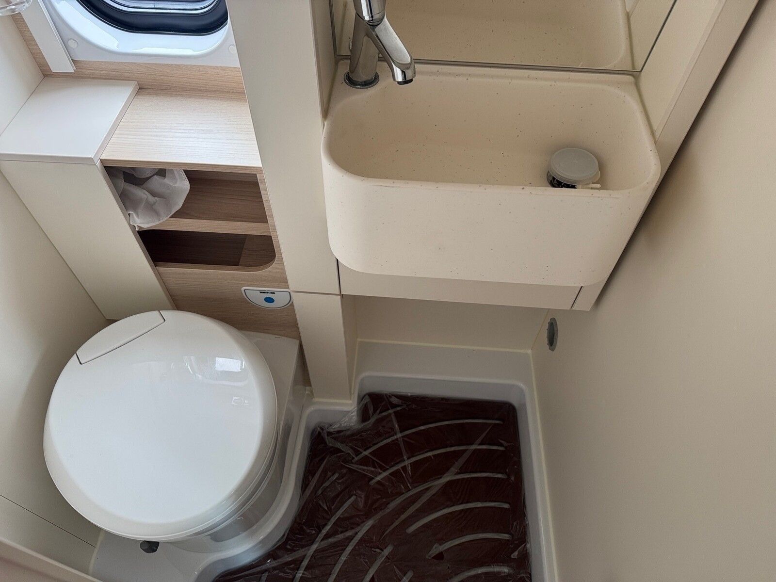 Fahrzeugabbildung Eura Mobil Van V 635 EB 180 PS, Skyroof, Automatik