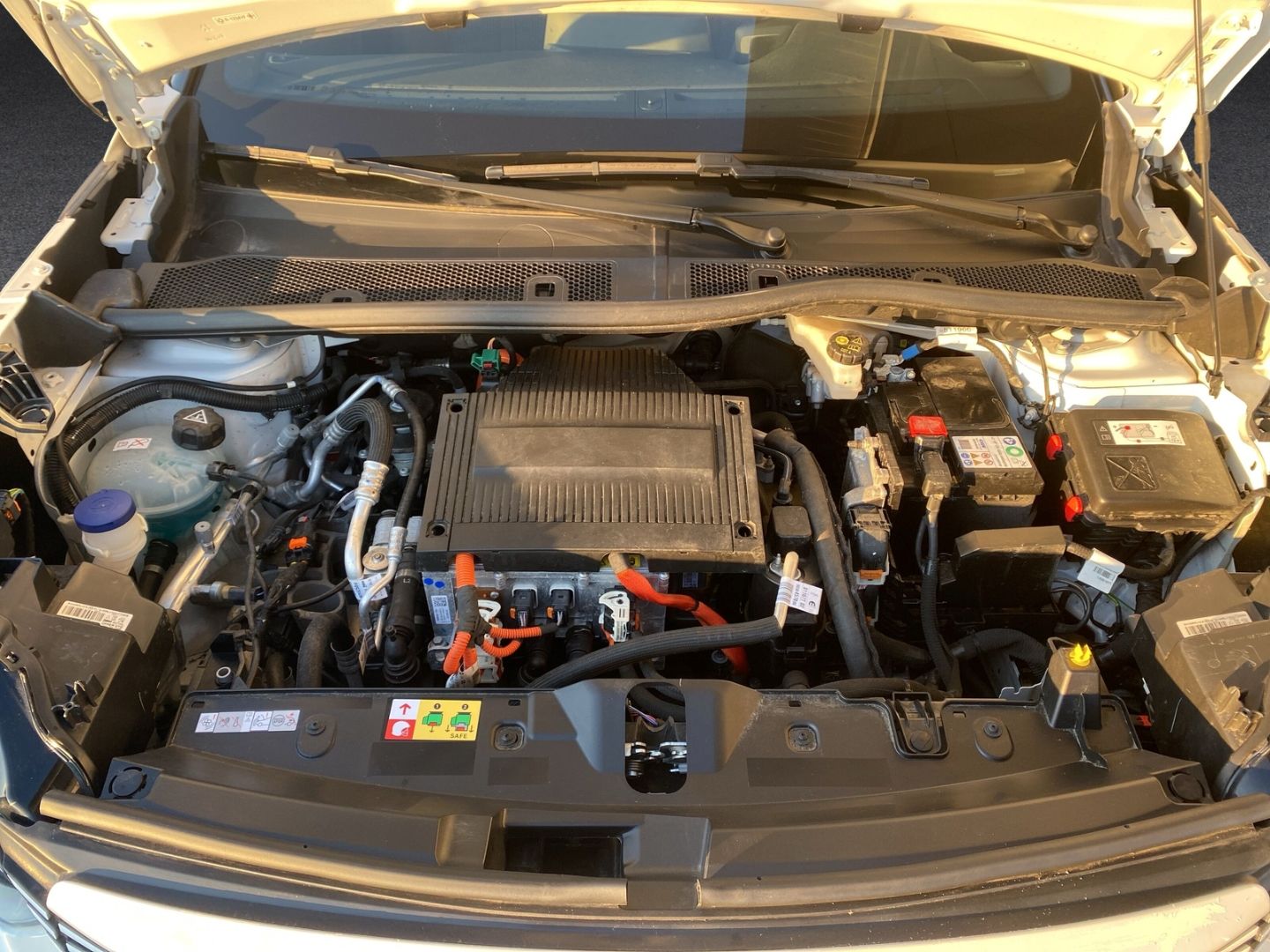 Fahrzeugabbildung Peugeot 2008 e- GT Elektromotor 136 *Sitzheizung*ACC*Kam