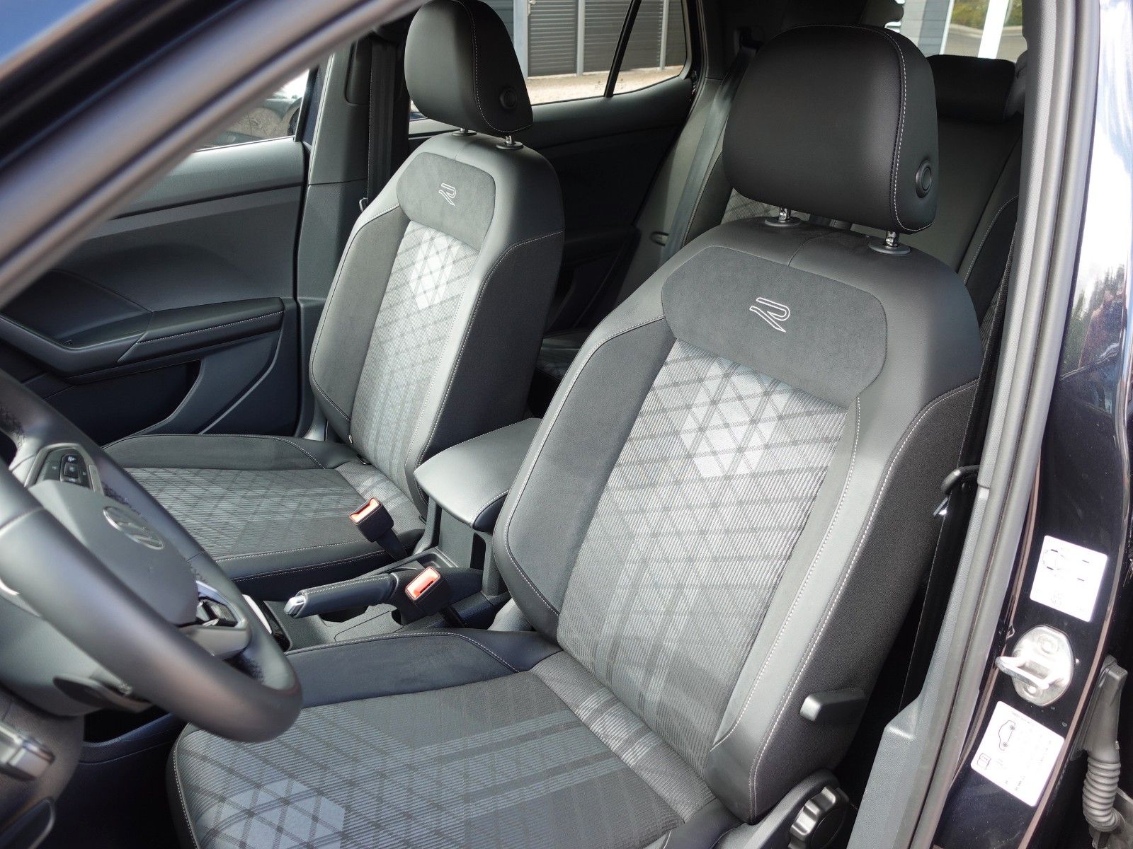 Fahrzeugabbildung Volkswagen T-Cross 1.5 TSI OPF DSG R-Line I.Hd/AHK/Matrix/.