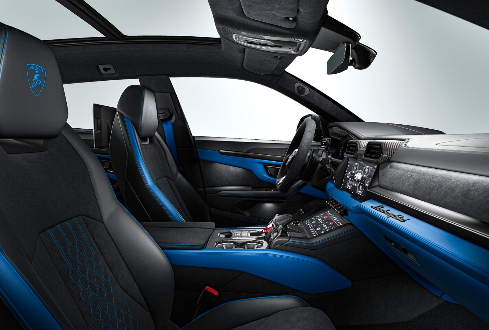 Lamborghini Urus SE fully Carbon In & Ex Prod 26 Rear screen