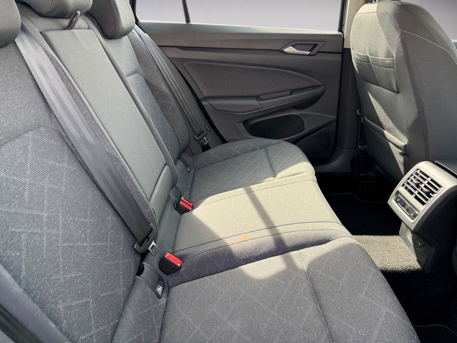 Fahrzeugabbildung Volkswagen Golf VIII Variant Life 1.0 eTSI