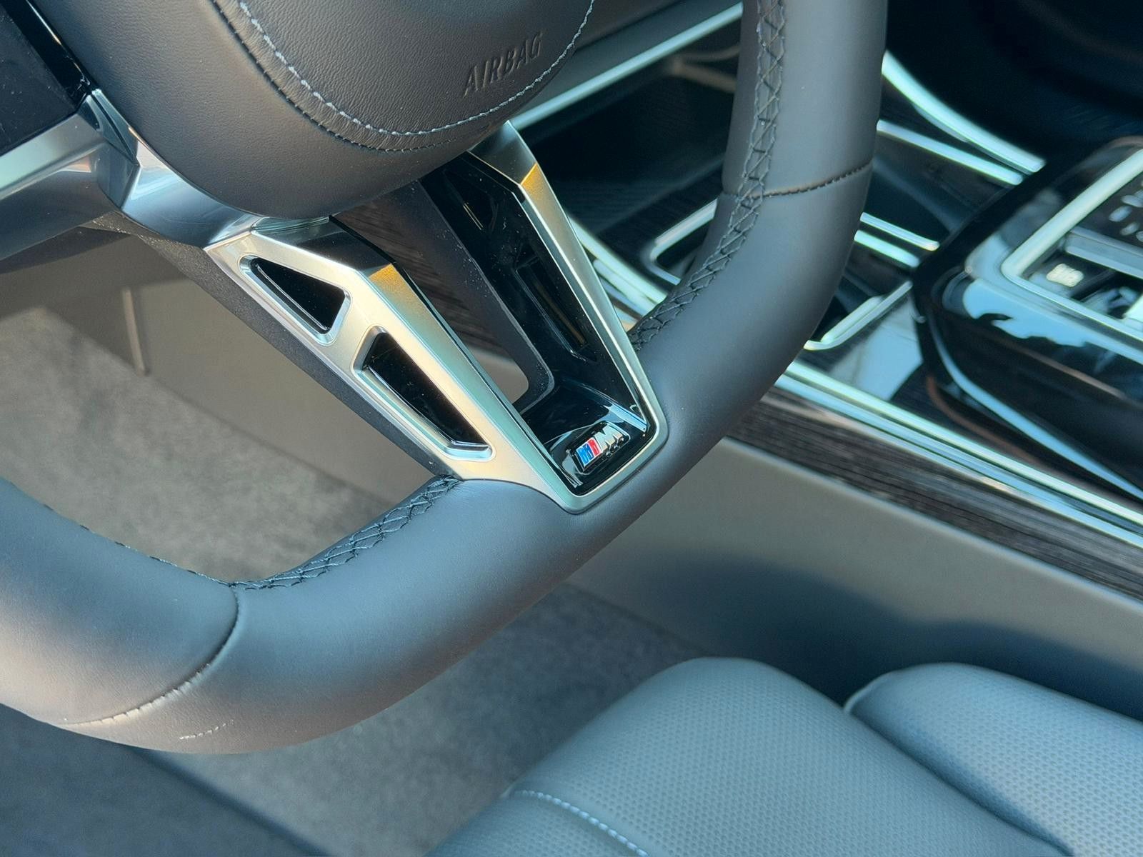 Fahrzeugabbildung BMW 740 d xDrive M Sport Pro*B&W*MASS*PAN*STHZ*CON*
