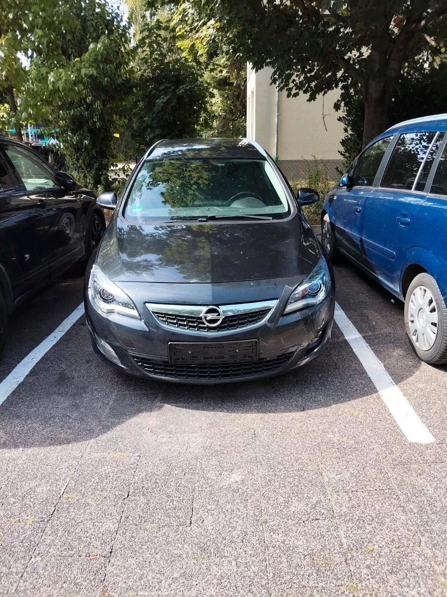 Opel Astra 2011 — engine 125 HP (92kW)