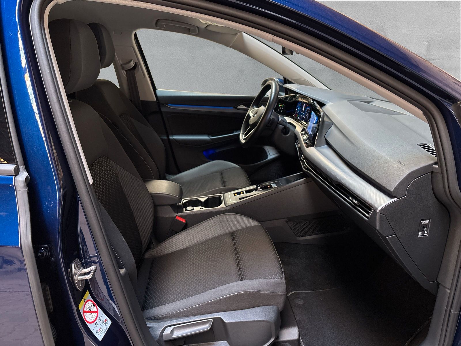 Fahrzeugabbildung Volkswagen Golf 1.5 eTSI Active AHK AppConnect SHZ