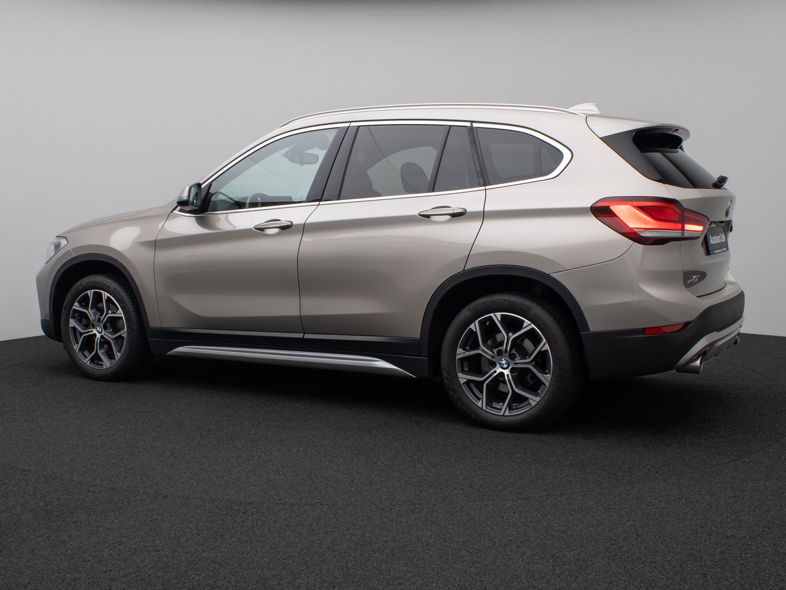 Fahrzeugabbildung BMW X1 sD20i xLine Kamera HUD DAB HiFi AHK Sport 18"