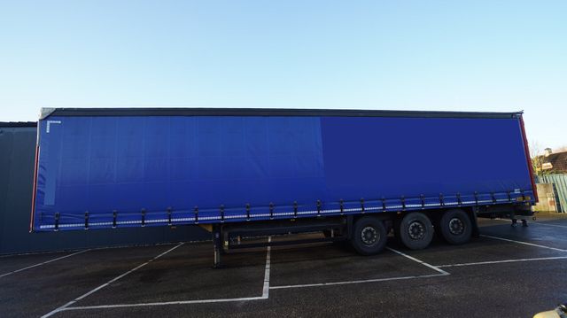 Schmitz Cargobull 3 AXLE CURTAINSIDE TRAILER