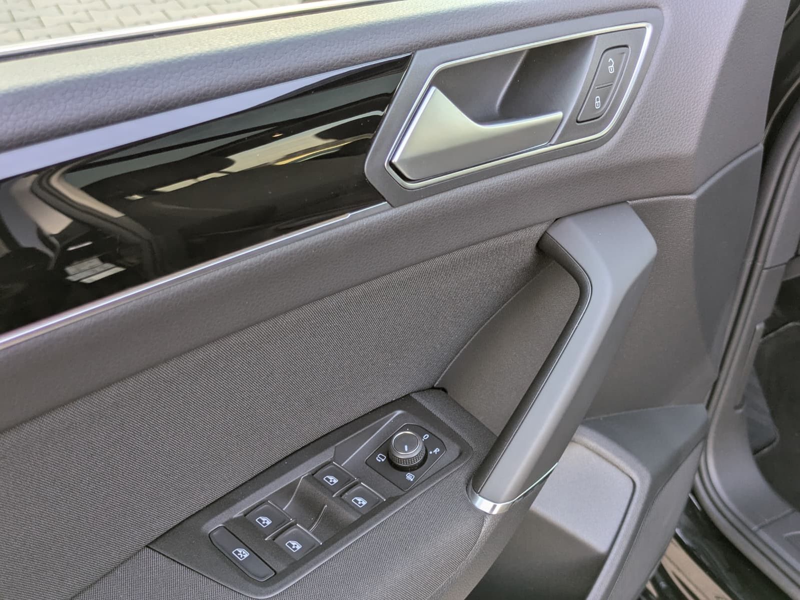 Fahrzeugabbildung Volkswagen Touran 2.0 DSG R-Line High. Pano 7-Si IQ.Dri AHK
