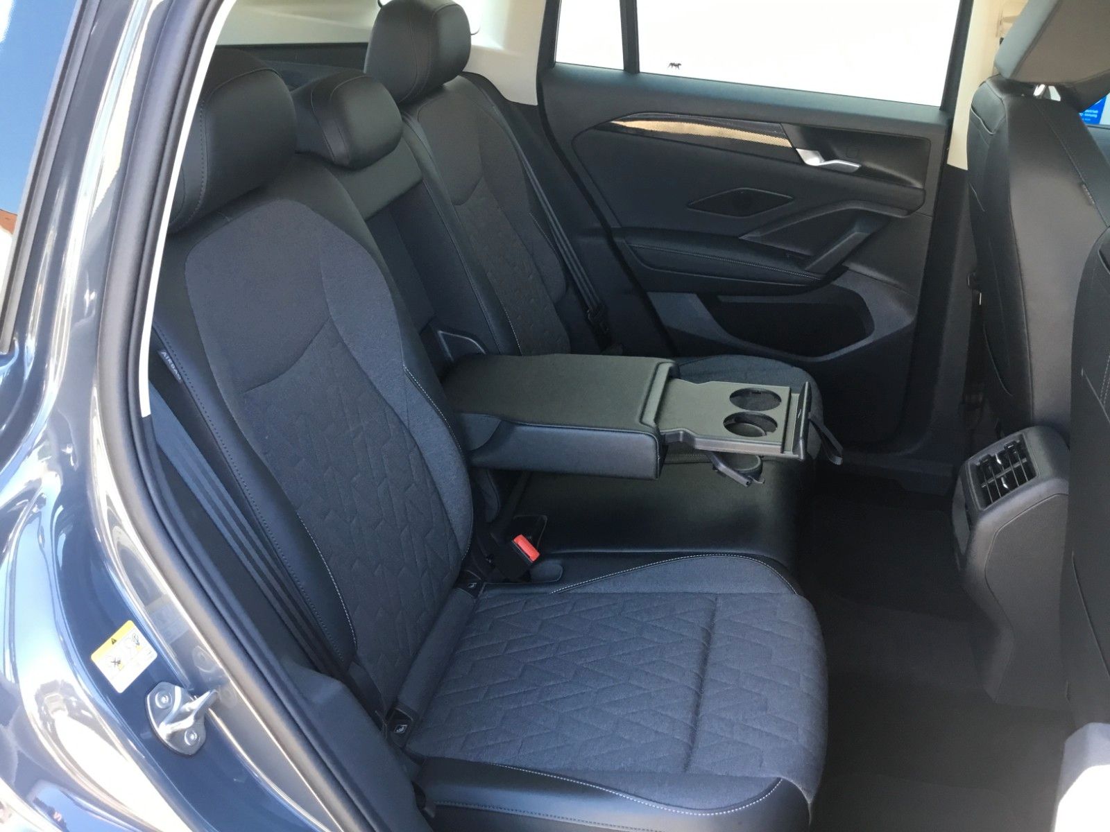 Fahrzeugabbildung Volkswagen Tiguan 1.5 eTSI DSG Life+AHK+LED+17"+Navi+Kamera