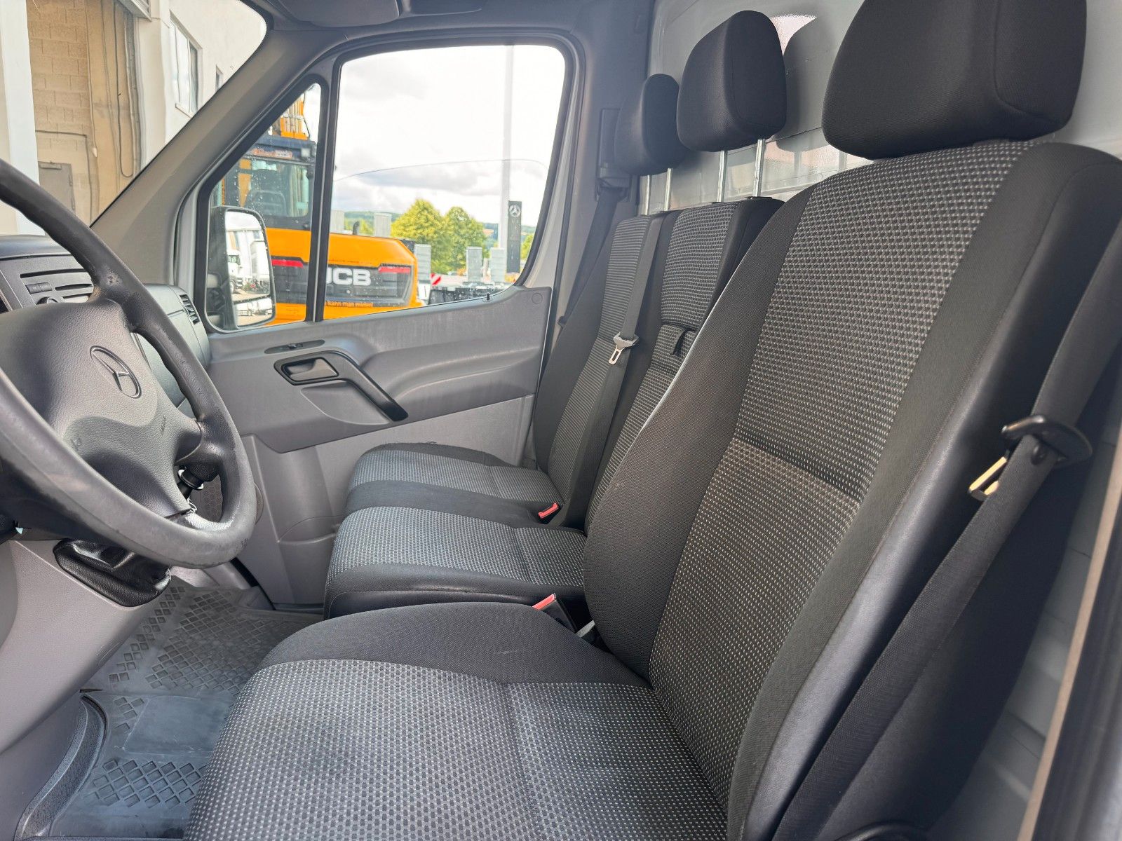 Fahrzeugabbildung Mercedes-Benz Sprinter 516 CDI 4325 Möbelkoffer Treppe