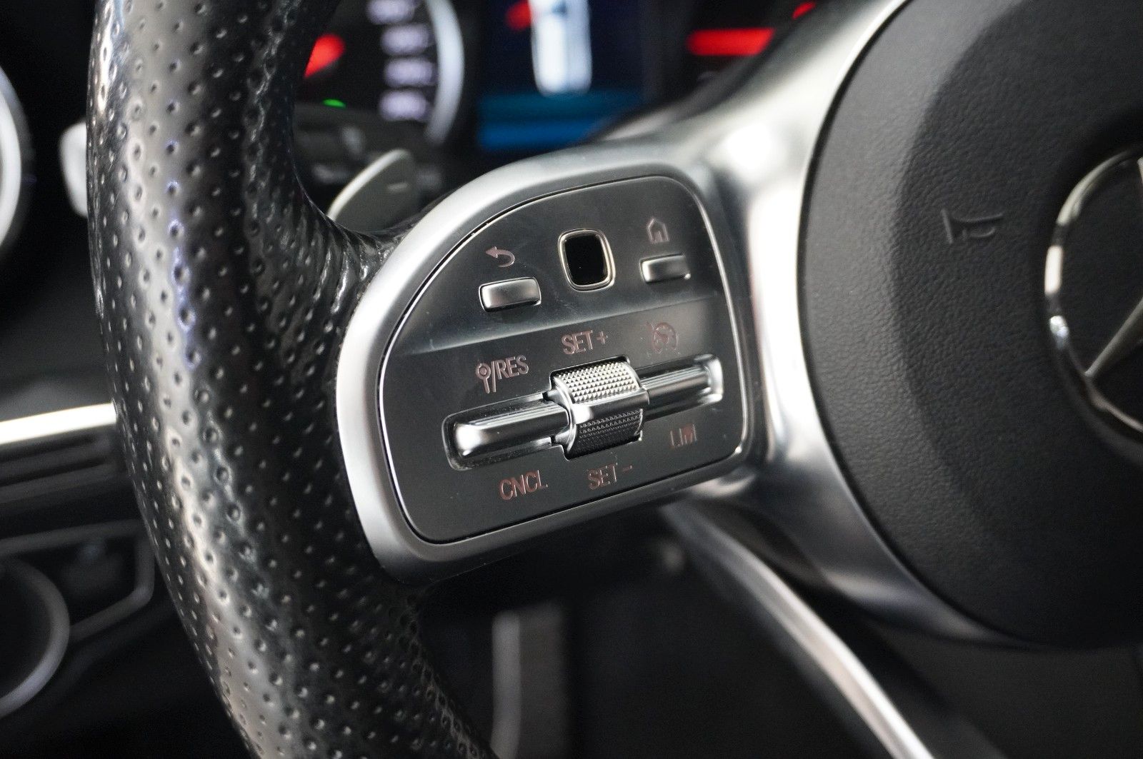 Fahrzeugabbildung Mercedes-Benz C 220 T AMG LINE 4MATIC 9G NAVI/LED/SPORT/BURME.