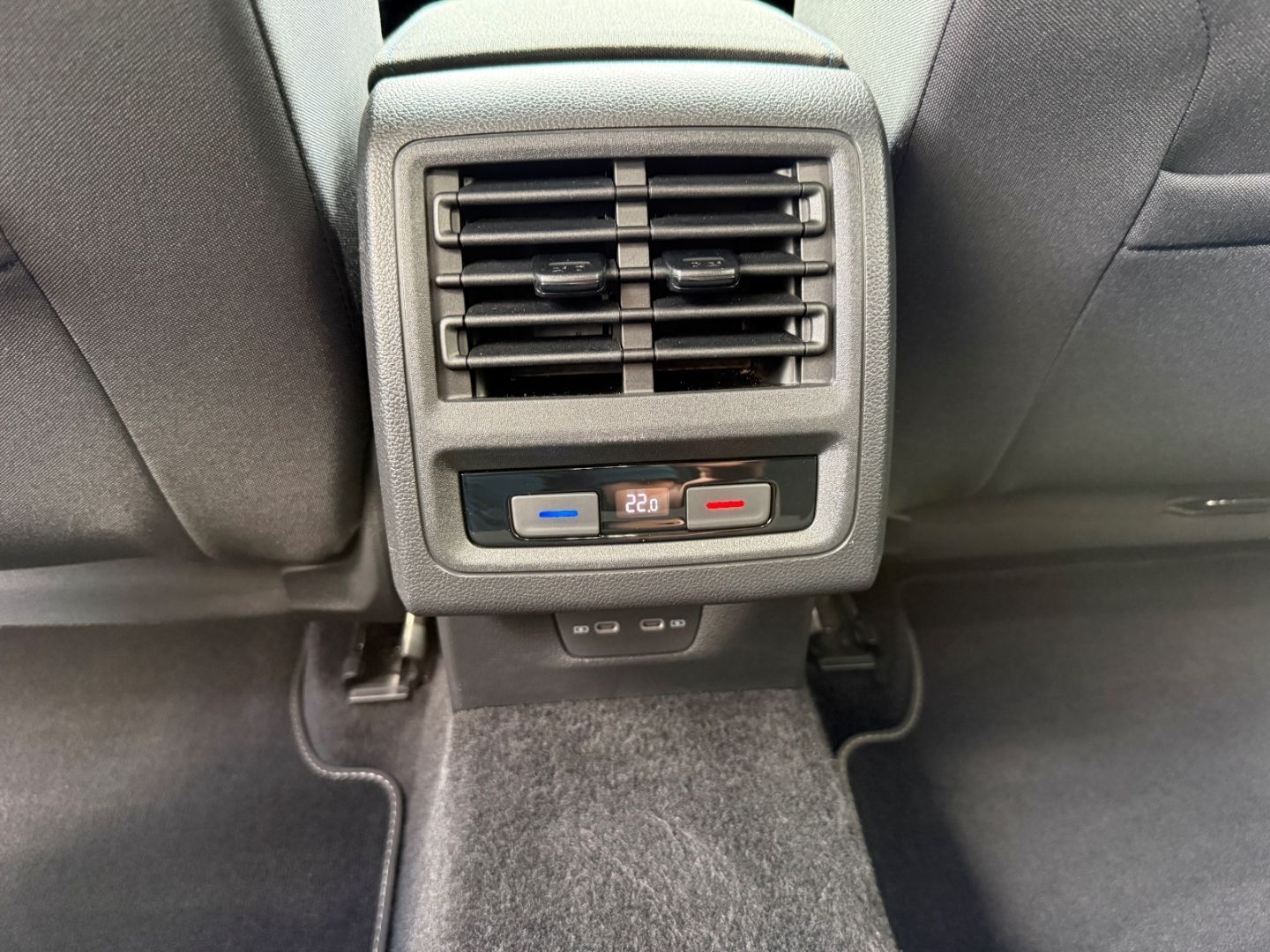 Fahrzeugabbildung Volkswagen Golf VIII United 1,5 TSI Navi Digi Cockpit LED A