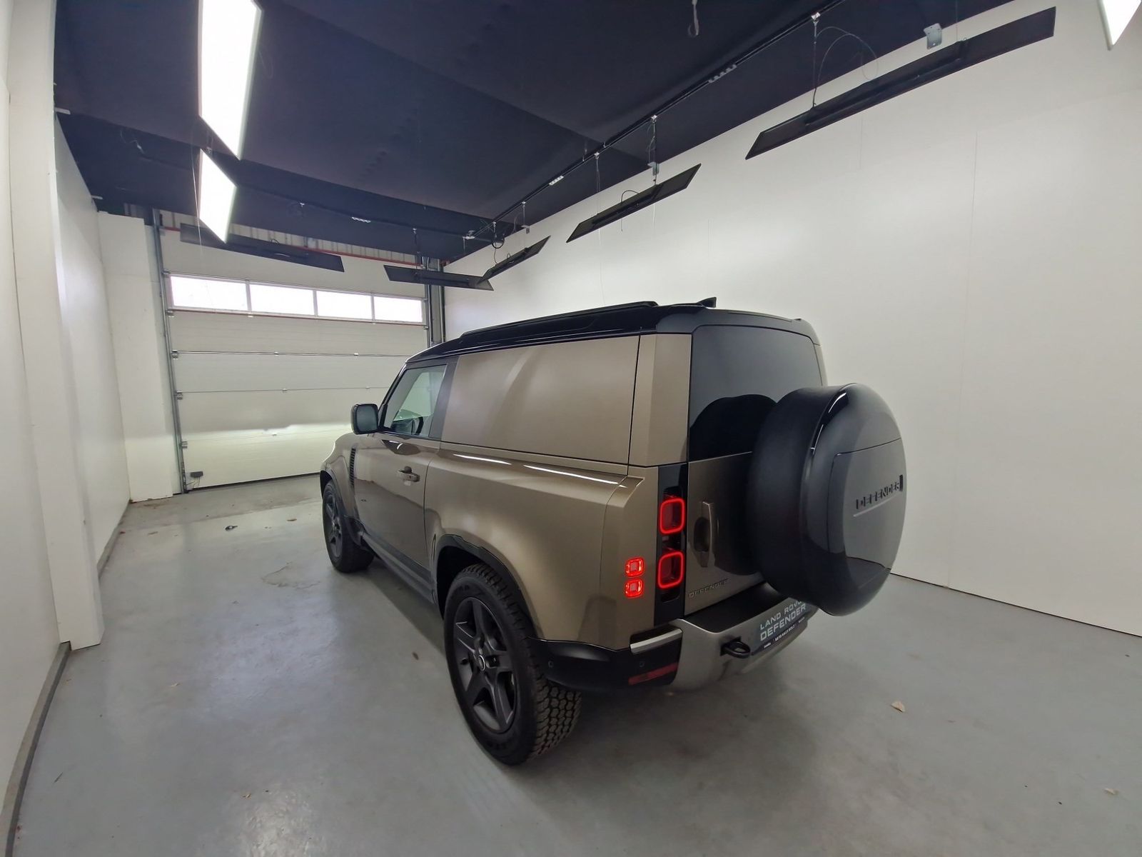 LAND ROVER Defender 90 Hard Top D250 X-Dynamic SE AHK – Bild 2